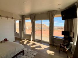 Crimson Suite~ Canyon Desert Getaway with views, икономичен хотел в Биг Уотър