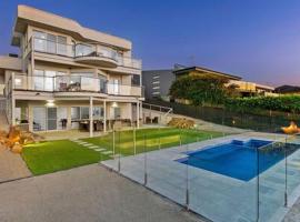 Clifftop Family Retreat with Views & Pool, hotell i Mount Martha