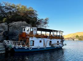 Nag` el-Ramla에 위치한 선상 숙소 Houseboat Hotel and Nile Cruises Zainoba
