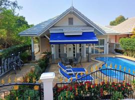 Beautiful Villa with private pool in Cha-Am, hotel com estacionamento em Ban Sahakham