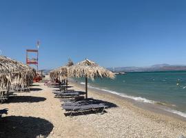 Private and calm maisonette 2' walk to the beach, hotel v destinaci Kiverion