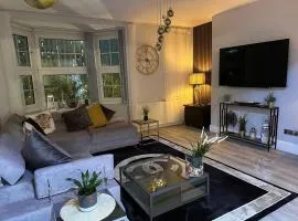 1 Bed Flat - Sleeps 2 - Jacuzzi - Parking - Wifi