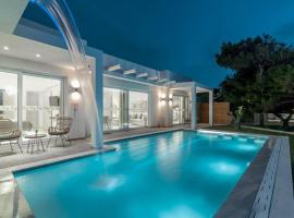Cavo Mare Mirazur Luxury Retreat with private pool, villa em Plános