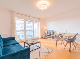 Spacious apartment with parking and balcony!, semesterboende i Lille