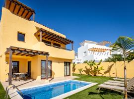 VILLA WITH 4 BEDROOMS AND PRIVATE HEATED POOL, villa in San Miguel de Abona
