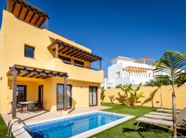 VILLA WITH 4 BEDROOMS AND PRIVATE HEATED POOL, cottage à San Miguel de Abona