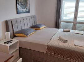 Apartments Rose Loboja, bed & breakfast a Makarska