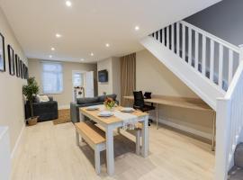 Newly Renovated Family and Workspace Business Home in Runcorn, Cheshire ENTIRE HOUSE, lavprishotell 