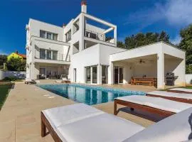 Beautiful Home In Liznjan With Kitchen