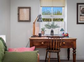 Luxury three bedroom coastal cottage, accessible hotel in Cardigan