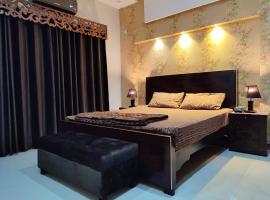 1 BR Serviced Holiday Home Near Lahore Ring Road, hotel in Lahore