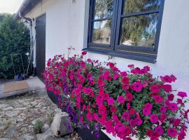 Brösarp Källagården Lilla Gårdslägenheten, hotel v destinaci Brösarp