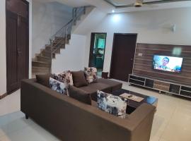 2 BR Serviced Holiday Home Near Lahore Ring Road, hotelli kohteessa Lahore