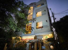 Venkys Service Apartment – hotel z parkingiem w mieście Trimulgherry