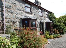 Henborth Mawr Cottage in Talybont, hotel with parking in Talybont