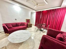 Private floor with hall and 5 rooms for parties, apartment sa Gurgaon