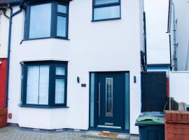 Newly Refurbished - Affordable Four Bedroom Semi-Detached House Near Luton Airport and Luton Hospital, hotel v Lutnu