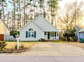 Top Choice Family Vacation House Walkable to Shops, cottage in Cary