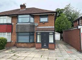 Stunning 3-Bed House in Cheadle、チードルのホテル
