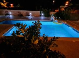 Luxury apartman Ani Sutivan Brač s bazenom i jacuzzijem, hotelli kohteessa Sutivan