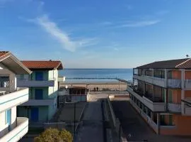 F003 - Fano, trilocale con terrazzino a 30mt dal mare