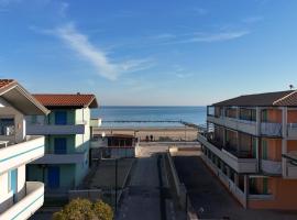 F004 - Fano, trilocale con terrazzino a 30mt dal mare – hotel w mieście Marotta