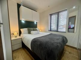 Modern 1 Bedroom self contained apartment, hotel in Welwyn Garden City