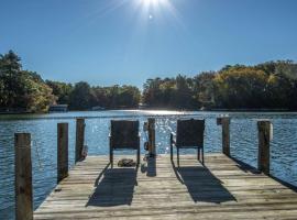 Waterfront House with Private Dock and Fishing, hotelli kohteessa Reedville