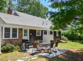 A C 3 Min Walk to Beach on Long Pond, Villa in Yarmouth