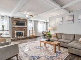 Mins from Parks Hiking & Dining- Brick Bungalow
