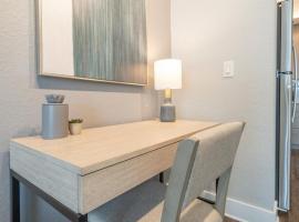 Landing Modern Apartment with Amazing Amenities (ID8563X18), hotelli kohteessa Sunrise