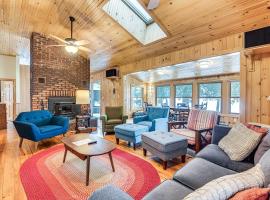 Waterfront North Hero Home with Screened Porch, вила в North Hero