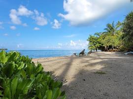 Fare Oviri Lodge, hotel na may parking sa Opoa