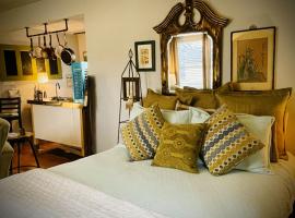 The Coziest Cottage in Waxahachie, hotell i Waxahachie