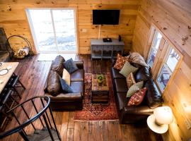 New cabin near NY Track & Cooperstown, alojamiento con cocina en Fergusonville