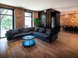 The Old New // Spacious 2000 sqft condo - Downtown, hotel in Québec