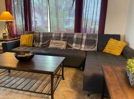 Retro 5 bed house in the heart of entertainment, hotel v destinaci Blue Island