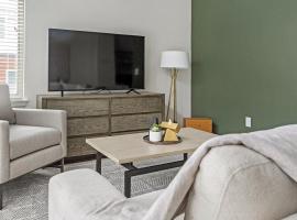 Landing Modern Apartment with Amazing Amenities (ID6631X57), hotel in Overland Park