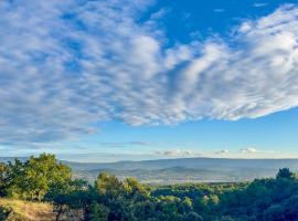 Mas La Rose Sauvage - magnificent Luberon views – hotel z basenem w mieście Murs