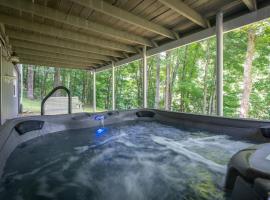 The Hilltop Hideaway Charming cottage with mountain views and hot tub, hotelli kohteessa Waynesville