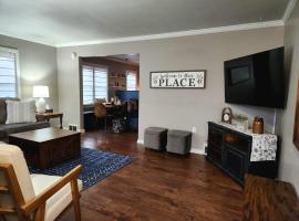 Large Cozy House Near NexusPark Air Hockey, hotel with parking in Columbus