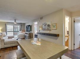 Grand Junction Condo Balcony, Community Pool!、グランドジャンクショ​​ンのアパートメント