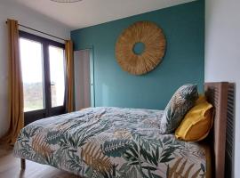 La maison aux volets bleus, отель типа «постель и завтрак» в городе Tresques