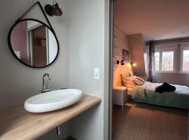 Maison d hôtes SPA Pivoine et Colibri、Domfesselのホットタブ付きホテル