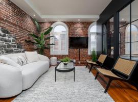 The Rock and Red Luxury Condo, hotel en Quebec