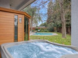 Home oasis with sauna, jacuzzi, pool & heated gazebo!, Hotel in Clovis