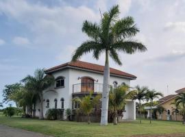 Two Story Resort Home - Golf Course and Water View, chata v destinácii San Diego