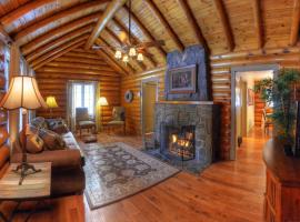 Historic Log Cabin #14 at Horse Creek Resort、ラピッドシティのヴィラ