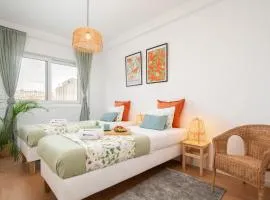 Host Wise - Spacious Modern Flat w Balcony