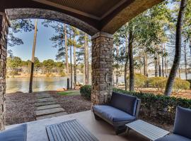 Waterfront Lake Oconee Condo with Lake Views!, хотел, който приема домашни любимци, в Грийсбъро